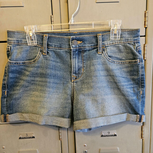 Old Navy Pants - Old Navy ladies denim shorts semi fitted size 6 with stretch